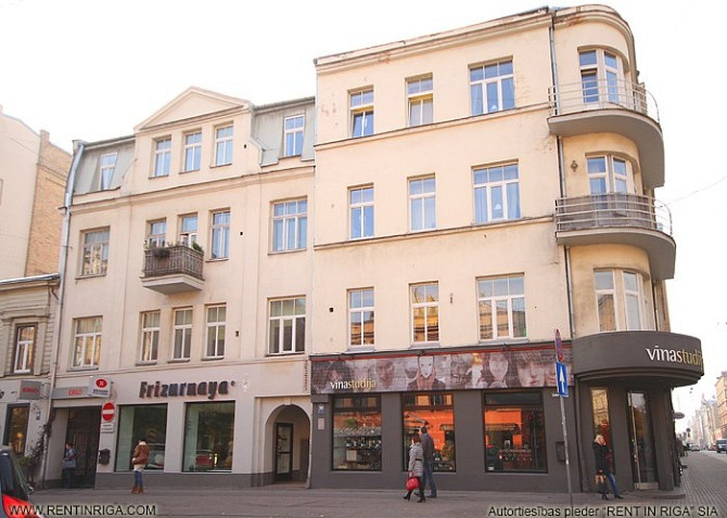 Tiek izīrēts divistabu dzīvoklis centrā sakārtota nama 3. stāvā. Dzīvoklī ir atsevišķa Rīga - foto 1