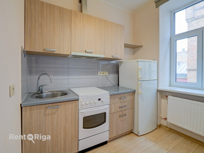 Tiek izīrēts divistabu dzīvoklis centrā sakārtota nama 3. stāvā. Dzīvoklī ir atsevišķa Rīga - foto 4