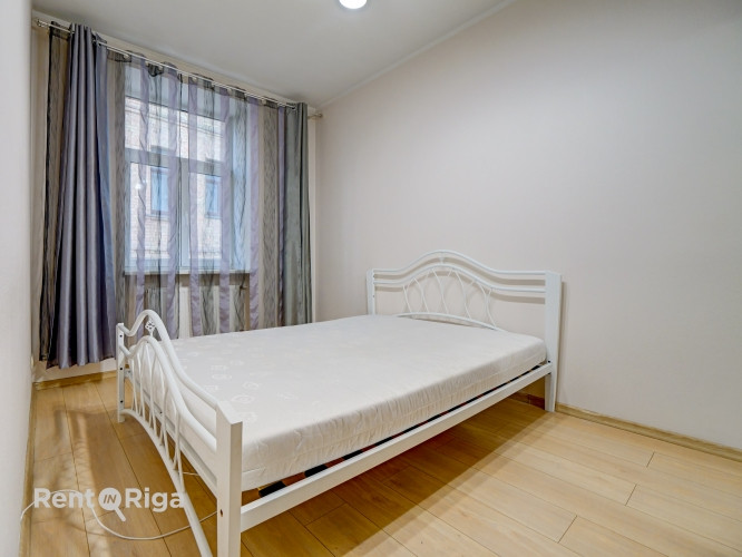Tiek izīrēts divistabu dzīvoklis centrā sakārtota nama 3. stāvā. Dzīvoklī ir atsevišķa Rīga - foto 9