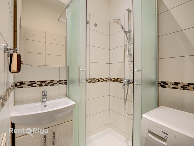 Tiek izīrēts divistabu dzīvoklis centrā sakārtota nama 3. stāvā. Dzīvoklī ir atsevišķa Rīga - foto 7