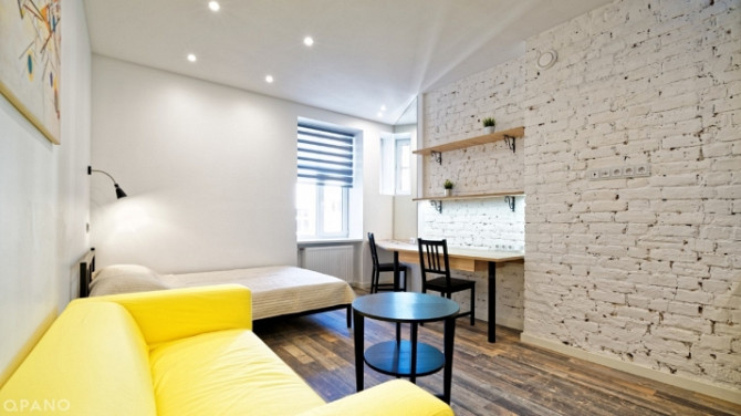 Izīrēšanai tiek piedāvāts kluss, gaišs un ļoti patīkams dzīvoklis renovētā pirmskara Rīga - foto 2