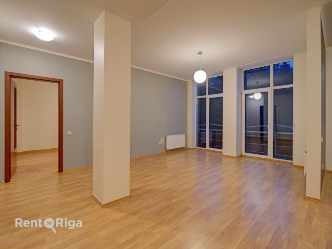 Pārdod 2 istabu dzīvokli Valdlaučos!   Cenā iekļauta pazemes autostāvvieta, kas nodrošina Rīga - foto 1