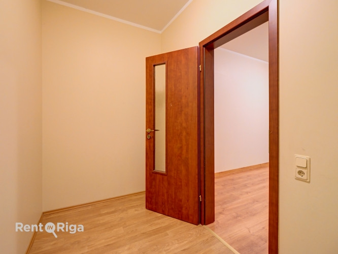 Pārdod 2 istabu dzīvokli Valdlaučos!   Cenā iekļauta pazemes autostāvvieta, kas nodrošina Rīga - foto 8