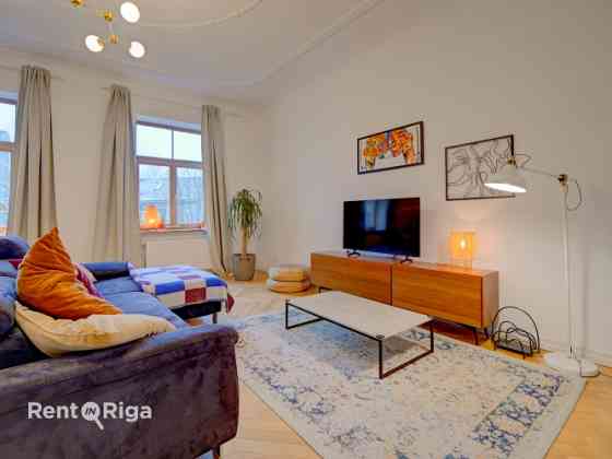 Izīrē plašu un skaistu 4 istabu dzīvokli klusajā centrā.   Dzīvokļa plānojums sastāv no vienas liela Rīga