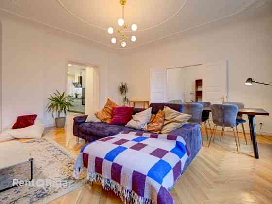 Izīrē plašu un skaistu 4 istabu dzīvokli klusajā centrā.   Dzīvokļa plānojums sastāv no vienas liela Rīga