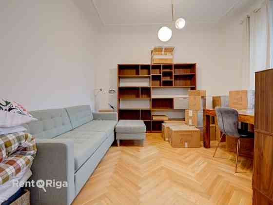 Izīrē plašu un skaistu 4 istabu dzīvokli klusajā centrā.   Dzīvokļa plānojums sastāv no vienas liela Rīga