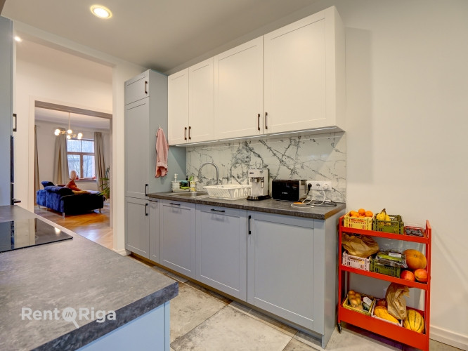 Izīrē plašu un skaistu 4 istabu dzīvokli klusajā centrā.   Dzīvokļa plānojums sastāv no Rīga - foto 8