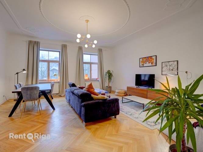 Izīrē plašu un skaistu 4 istabu dzīvokli klusajā centrā.   Dzīvokļa plānojums sastāv no Rīga - foto 1