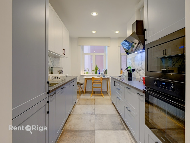 Izīrē plašu un skaistu 4 istabu dzīvokli klusajā centrā.   Dzīvokļa plānojums sastāv no Rīga - foto 7