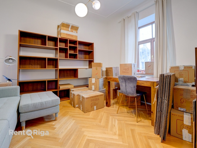 Izīrē plašu un skaistu 4 istabu dzīvokli klusajā centrā.   Dzīvokļa plānojums sastāv no Rīga - foto 6