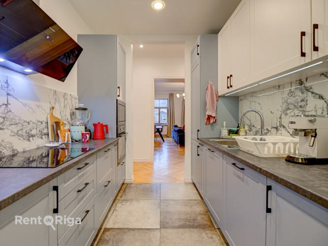 Izīrē plašu un skaistu 4 istabu dzīvokli klusajā centrā.   Dzīvokļa plānojums sastāv no Rīga - foto 9
