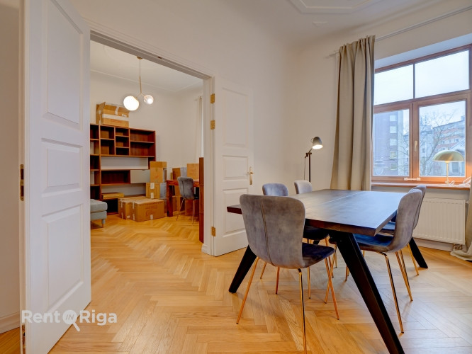 Izīrē plašu un skaistu 4 istabu dzīvokli klusajā centrā.   Dzīvokļa plānojums sastāv no Rīga - foto 4