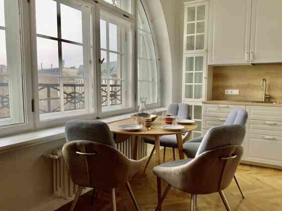 Ekskluzīvs 2-istabu dzīvoklis Bibliotēkas nama ēkā.  Gaišs dzīvoklis ar balkonu un izcilu skatu uz V Rīga