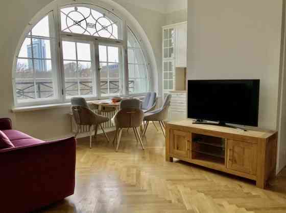 Ekskluzīvs 2-istabu dzīvoklis Bibliotēkas nama ēkā.  Gaišs dzīvoklis ar balkonu un izcilu skatu uz V Rīga