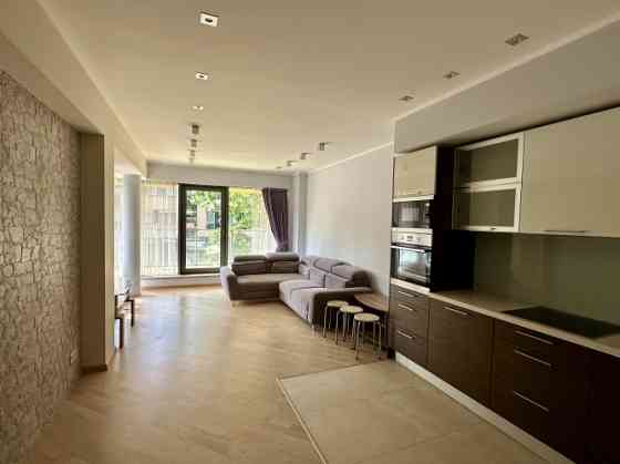 Продается элегантная 2-комнатная квартира с просторной террасой у моря, в Saulkrasti