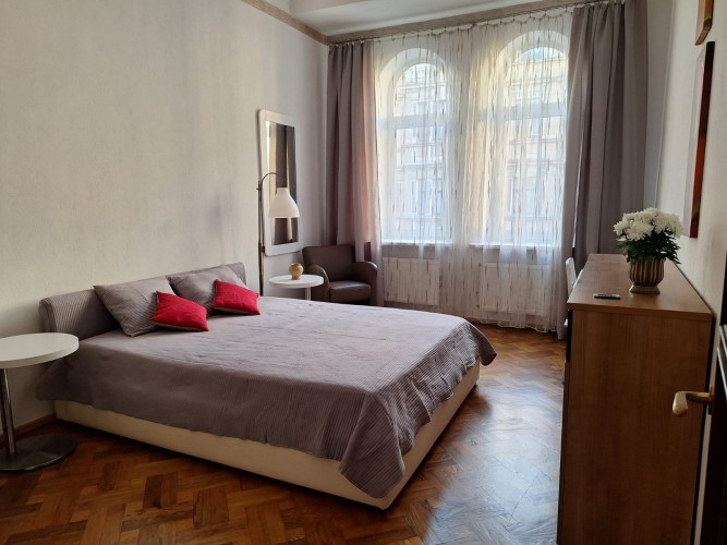 Ilgtermiņa īrei tiek piedāvāts plašs 2 istabu dzīvoklis ar izolētām istabām ar atsevišķu Rīga - foto 1