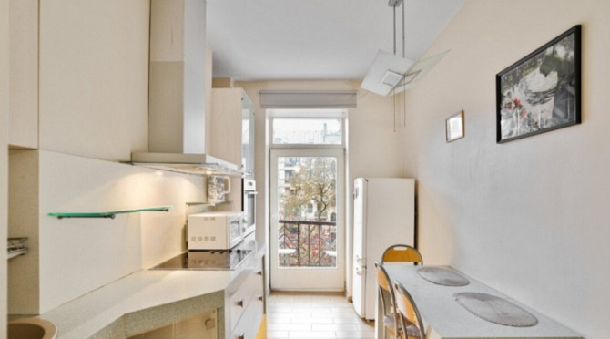 Divu izolētu istabu dzīvoklis ar balkonu un autostāvvietu.  Dzīvoklis ir pilnībā mēbelēts Rīga - foto 3