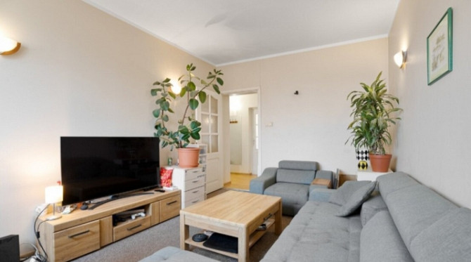 Divu izolētu istabu dzīvoklis ar balkonu un autostāvvietu.  Dzīvoklis ir pilnībā mēbelēts Rīga - foto 2