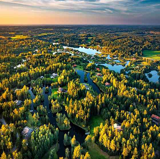 Pārdošanā pieejams skaists, neapbūvēts zemes gabals Amatciema jaunajā daļā, kuru īpaši izceļ privāta Cēsis un Cēsu novads