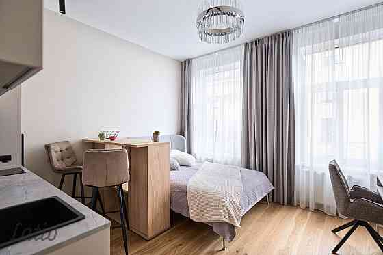 Izīrē ilgtermiņā pilnīgi jaunu 21.4 m2 plašu studijas tipa dzīvokli Klusajā centrā Dzirnavu ielā 17. Рига