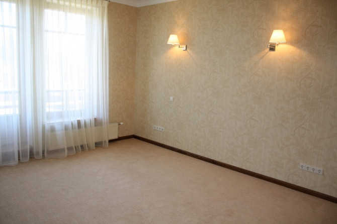 Piedāvājam īrēt mājīgu māju Jūrmalā. + Nožogota, sakopta teritorija, garāžas durvis ar Jūrmala - foto 5