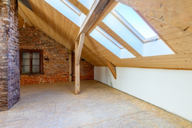 Piedāvājumā plašs mansarda dzīvoklis Vecliepājas sirdī ar perspektīvu plānojumu! Liepāja - foto 1