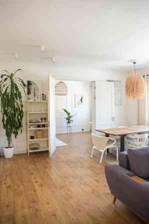 Izīrē gaišu un mājīgu dzīvokli Rīgas centrā!  Plašs dzīvoklis ar augstajiem griestiem lieliskā vietā Рига