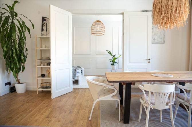 Izīrē gaišu un mājīgu dzīvokli Rīgas centrā!  Plašs dzīvoklis ar augstajiem griestiem lieliskā vietā Рига - изображение 8