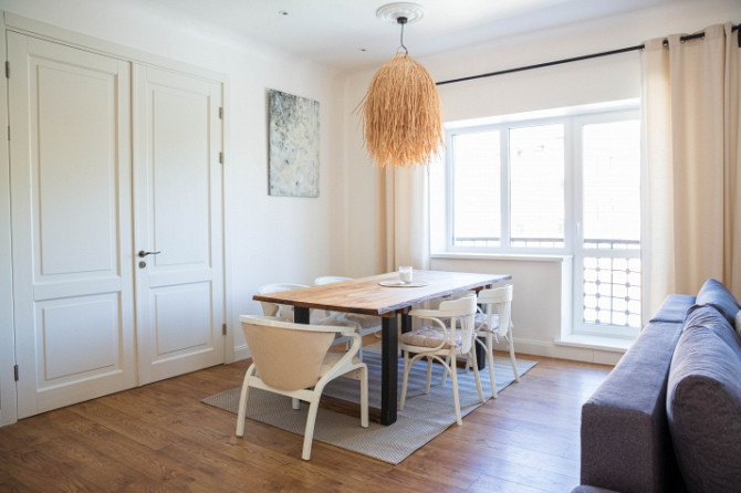 Izīrē gaišu un mājīgu dzīvokli Rīgas centrā!  Plašs dzīvoklis ar augstajiem griestiem lieliskā vietā Рига - изображение 6