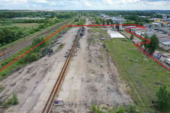 Асфальтированная территория с 3 железнодорожными подъездными путями и Rīgas rajons