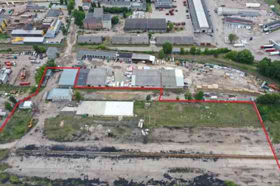 Асфальтированная территория с 3 железнодорожными подъездными путями и Rīgas rajons