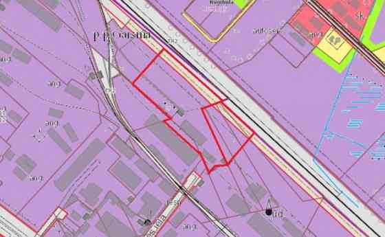 Асфальтированная территория с 3 железнодорожными подъездными путями и Rīgas rajons