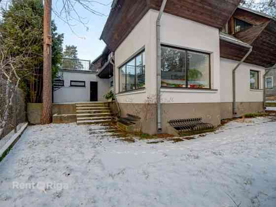 Просторный частный дом в Берги, рядом с озером Югла!   Недвижимость состоит из Rīga