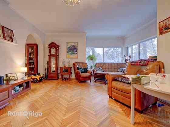 Просторный частный дом в Берги, рядом с озером Югла!   Недвижимость состоит из Rīga