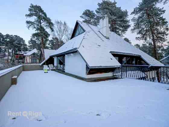 Просторный частный дом в Берги, рядом с озером Югла!   Недвижимость состоит из Rīga