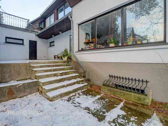 Просторный частный дом в Берги, рядом с озером Югла!   Недвижимость состоит из Rīga