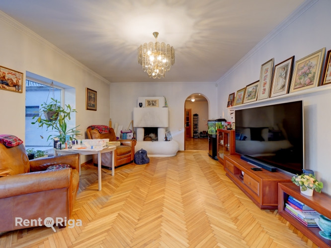 Piedāvājumā plaša privātmāja Berģos, Juglas ezera tuvumā!   Īpašums sastāv no Rīga - foto 8