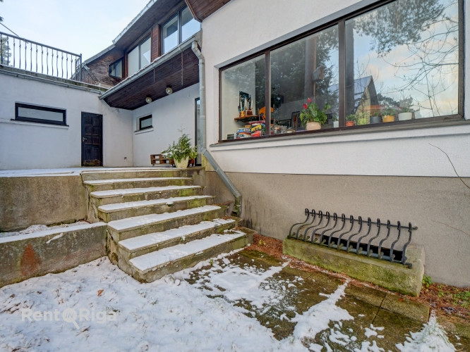 Piedāvājumā plaša privātmāja Berģos, Juglas ezera tuvumā!   Īpašums sastāv no Rīga - foto 5