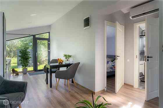 Pārdod kompaktu, ērtu un siltu koka karkasa māju. Mājiņa uzbūvēta divus gadus atpakaļ. Atrodas ļoti  Елгава и Елгавский край