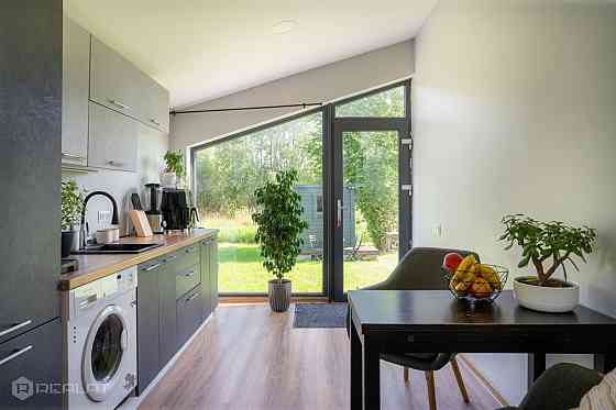 Pārdod kompaktu, ērtu un siltu koka karkasa māju. Mājiņa uzbūvēta divus gadus atpakaļ. Atrodas ļoti  Елгава и Елгавский край