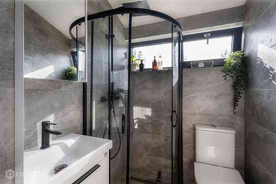 Pārdod kompaktu, ērtu un siltu koka karkasa māju. Mājiņa uzbūvēta divus gadus atpakaļ. Atrodas ļoti  Елгава и Елгавский край