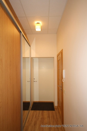 Compact, high-quality renovated and tastefully furnished studio apartment in the very center of the  Рига - изображение 7