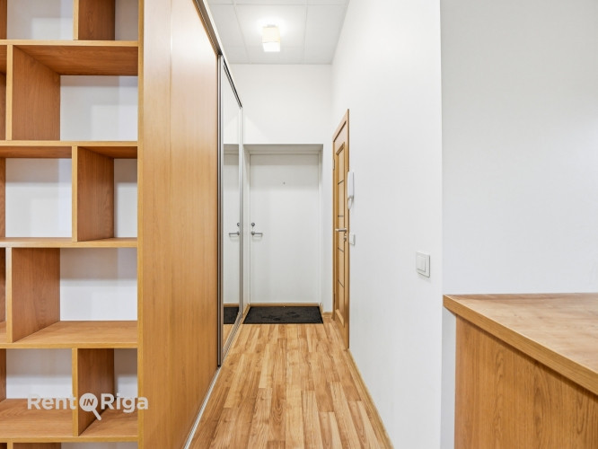 Kompakts, kvalitatīvi izremontēts un gaumīgi iekārtots studio dzīvoklis pašā pilsētas Rīga - foto 17