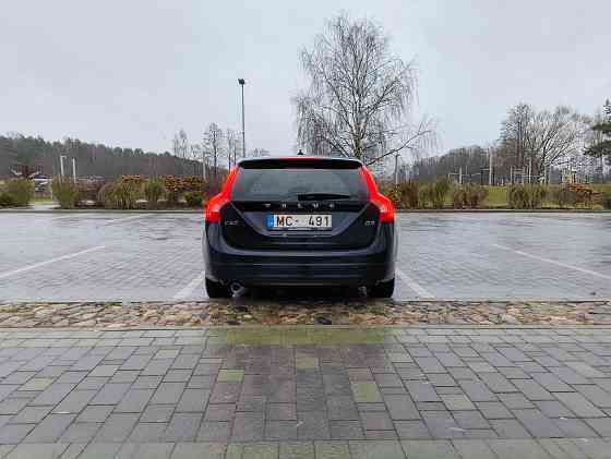 Tiek pārdots ekonomisks Volvo V60 universālis ar 2.0 dīzeļdzinēju (110 kW / 148 ZS) un 6-pakāpju... Марупе
