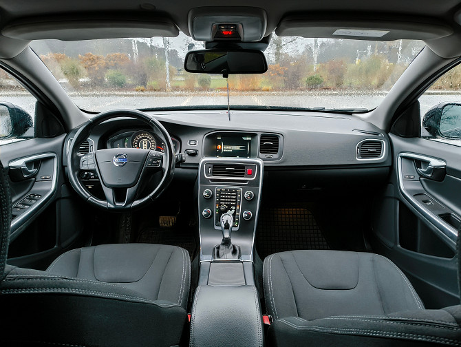Tiek pārdots ekonomisks Volvo V60 universālis ar 2.0 dīzeļdzinēju (110 kW / 148 ZS) un 6-pakāpju... Mārupe - foto 6