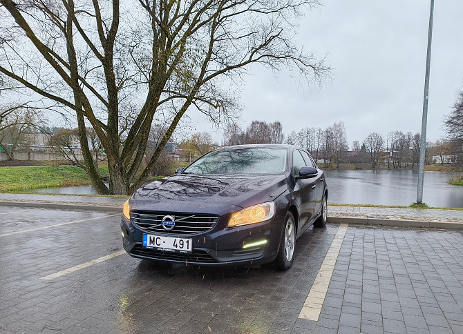 Tiek pārdots ekonomisks Volvo V60 universālis ar 2.0 dīzeļdzinēju (110 kW / 148 ZS) un 6-pakāpju... Mārupe - foto 1