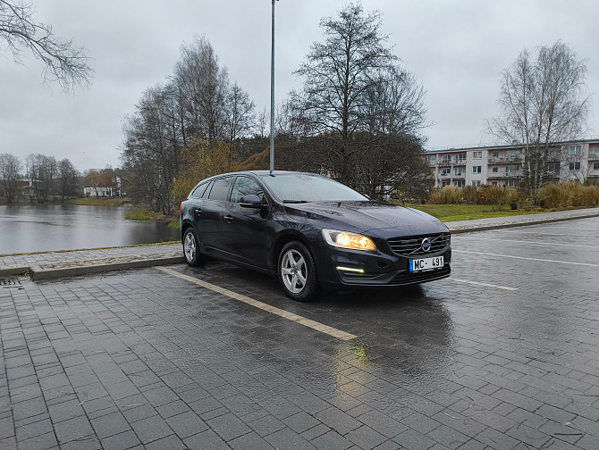 Tiek pārdots ekonomisks Volvo V60 universālis ar 2.0 dīzeļdzinēju (110 kW / 148 ZS) un 6-pakāpju... Mārupe - foto 2
