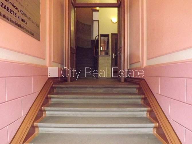 Fasādes māja, renovēta māja, ieeja no ielas, ir lifts, kāpņu telpa pēc kosmētiskā remonta, Rīga - foto 20