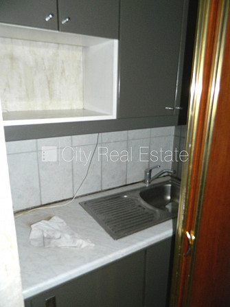 Fasādes māja, ieeja no ielas, kāpņu telpa pēc kosmētiskā remonta, logi vērsti mājas abās Rīga - foto 18