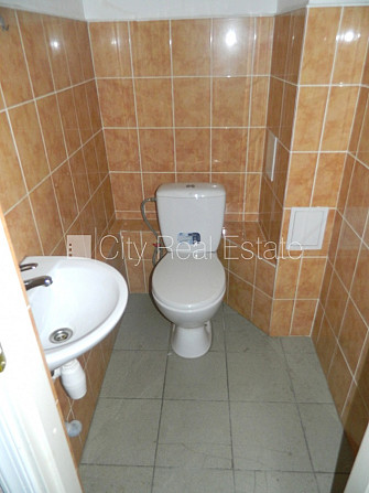 Fasādes māja, ieeja no ielas, kāpņu telpa pēc kosmētiskā remonta, logi vērsti mājas abās Rīga - foto 4